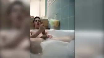 Jovem magro se masturba sozinho na banheira