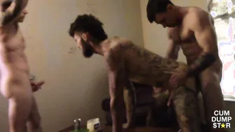 纹身猛男在硬核三人行中被爆菊