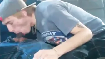 Adorable beau mec se fait baiser analement dans un camion