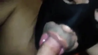 شاب صغير يمص زبين لرجلين ناضجين في ثل...
