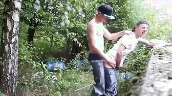 Amateur outdoor bareback hookup in shiny baggy pants