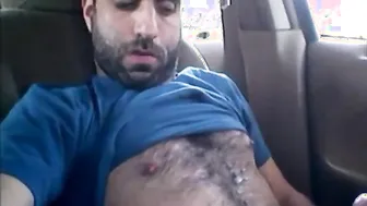 Oso peludo se masturba y se corre en su coche