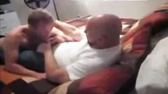 Papai urso barbudo fode jovem vestido sem camisinha