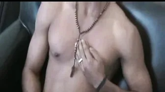 Moises joven gay interracial paja en hd
