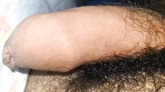 Jovem amador se masturba o pau duro da manhã em sessão solo
