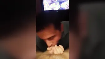 Un tipo blanco verbal recibe una mama...