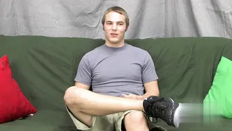 Johnny aces in bareback-analfick und blowjob