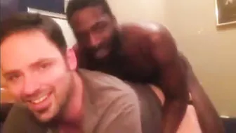 Um amador negro leva uma foda sem camisinha dura