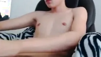 小鲜肉自慰并接受精液致敬