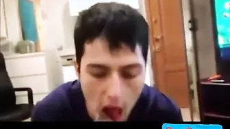 Tipo amateur chupa una gran polla negra en una mamada interracial