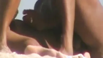 Paja en la playa con dos chicos calientes