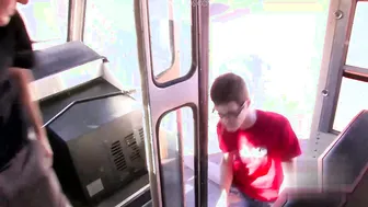 Timo garrett se masturbe seul dans un bus