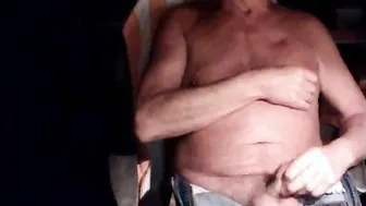 Señor amateur maduro se masturba la polla pequeña en solitario