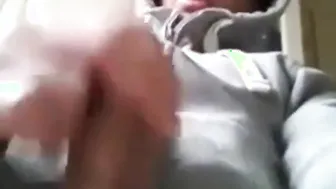 Joven twink se masturba en sesión privada amateur