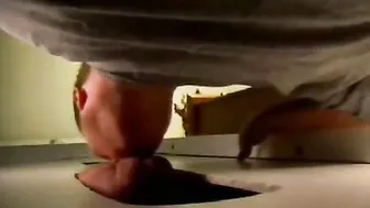 Amador curioso chupa desconhecido através de um glory hole