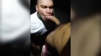Latino tatuado chupa polla para unirse a la pandilla