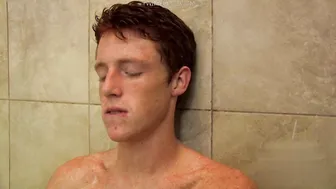 El twink alan parish se masturba en la ducha