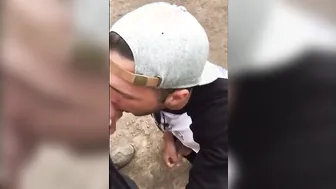 مص قضيب هاوٍ في الهواء الطلق مع زب كبير في الغابة