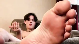 David reed donne une pipe torride de léchage de pieds dans une scèn...