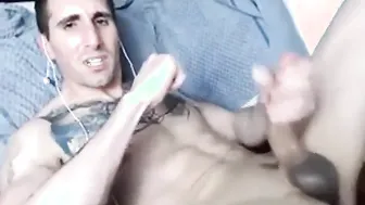 Papá musculoso se masturba su gruesa polla solo