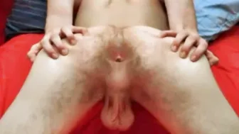 Twink amateur recibe una follada bareback y creampie anal