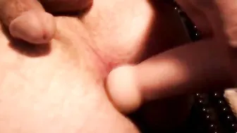 Travesti twink abre su culo y se corre fuerte con juguetes