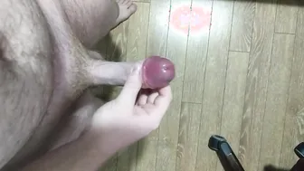رجل هاوي ي masturbate زبه الصلب ويقذف حملاً كبيراً