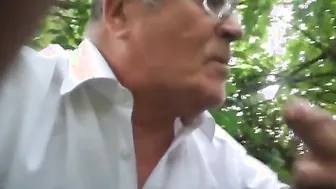 Daddy findet outdoor-analsex am lokalen cruising-spot