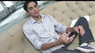 Masturbación de jovencito en porno gay hd