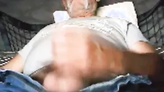 أب ناضج ذو لحية يستمني زبه المشعر ويقذف