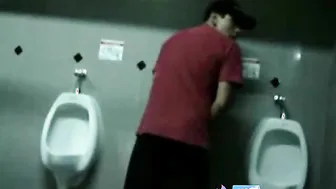 Twink esfrega pau grande e goza no banheiro público