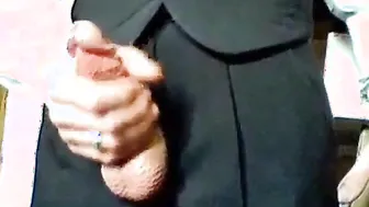 Papai de terno bate punheta no pau duro e goza