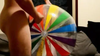 Twink latino sobe em bola inflável gr...