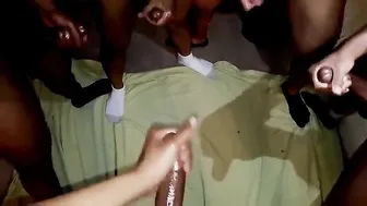 两个业余黑人年轻男孩撸着他们的大鸡巴直到射出粘稠精液
