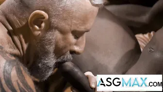 Tímido papá maduro finalmente se folla a su vecino musculoso