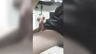 Amateur-twink wichst seinen großen schwanz bis zum morgendlichen cu...