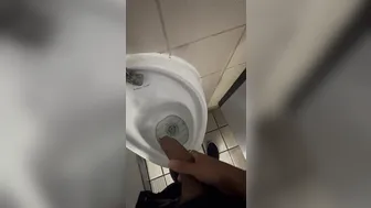 Joven twink en cruising en baño público de londres recibe masturbac...