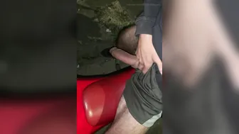 Behaarter biker wichst seinen großen schwanz nachts auf der straße