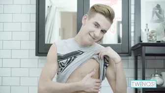 Delgado twink william b se masturba su gran polla y se corre