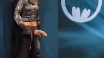 Cosplay batman, jeune minet branle sa grosse bite jusqu'à une éjacu...