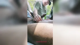 папа дрочит и сосёт большой чёрный член на улице