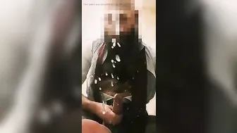 सिक्योरिटी गार्ड को बड़े लंड से हस्तमैथुन और कमशॉट मिलता है