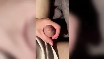 Branlette lente et prolongée avec pré-éjaculation et gros plan sur ...