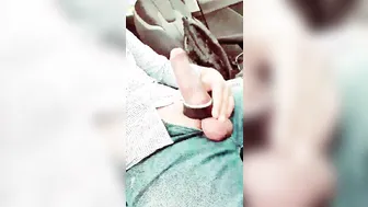 El femboy benjamin se masturba su polla monstruosa en público en el...