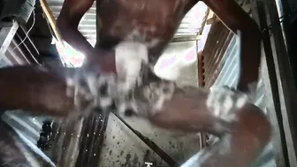 Junge twink-bareback-fickparty unter der dusche mit großem schwanz ...