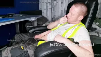 Ginger bien membré éjacule sa grosse bite épaisse non circoncise