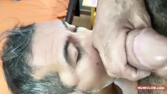 Papa arabe avec une énorme bite en session anale bareback