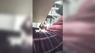 Papi peludo y musculoso se masturba su gran polla en webcam mientra...