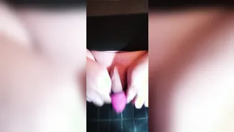 Twink se corre en tanga de bañador