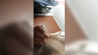 Oso pakistaní cachondo se masturba la polla grande en el baño